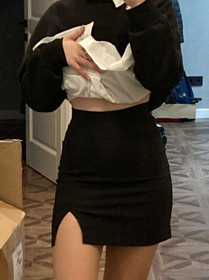 норм юбка по талии сидит, не сильно короткая, не задирается при ходьбе