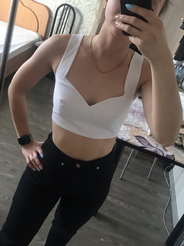 Отличный базовый топ. Костюмная ткань. Одевать немного туговато , но зато сидит отлично и после совсем не сдавливает. Дышать в нем легко 😂 Мой ОГ - 87, заказала размер 42. Цвет насыщенный белый ) рекомендую к покупке. 