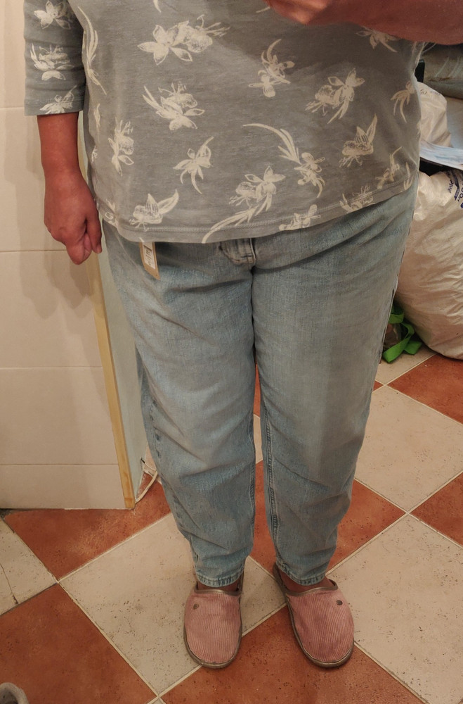 Пишу об артикуле 72793736 (голубые) размер 20UK reg

Есть сомнения, что это оригинал, но не факт (фото для сравнения).

Этот размер идеален для дам с большим животиком.

О себе:
Рост 164 (можно подвернуть джинсы)
ОБ 120
В поясе у меня 117
Большой перетекающий живот-фартук 117-127))
Попа плоская))

Подобную модель, купленную в официальном магазине, относила 3 года, ещё живы.
Я люблю очень свободные вещи.

Эти джинсы выкупила, т. к. у них максимально комфортный крой для живота. Всё лишнее прячется и нигде не давит. 

Ткань средняя по плотности, будет сильно вытягиваться на попе, в талии и коленках, будьте к этому готовы!

Девочкам без живота не брать этот размер! Если хотите, берите на один-два размера меньше. Но, возможно в этом случае,у вас спереди образуется пузырь.

Обожаю эти джинсы. 
Спасибо.