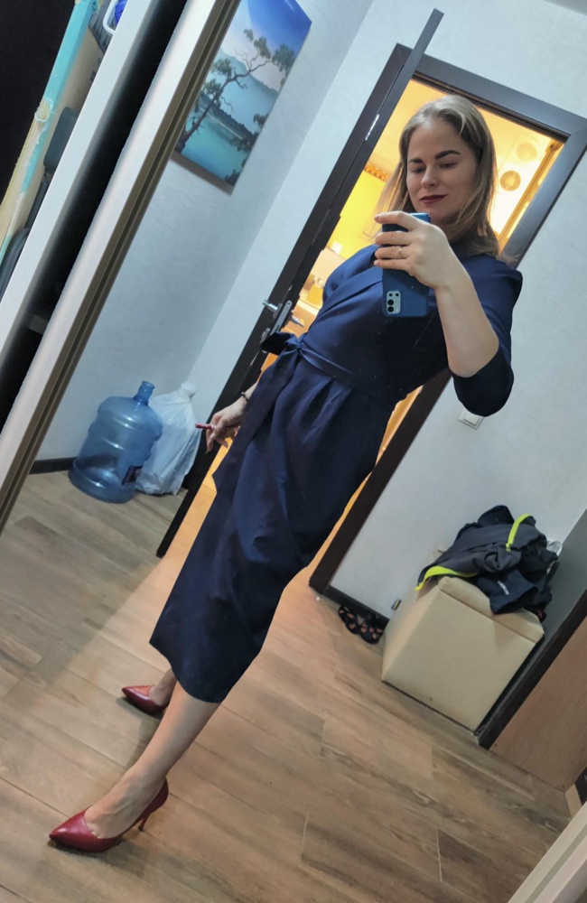 Платье потрясающее. Сядет на любую фигуру. Ткань костюмная, хорошего качества. Выбрала темного цвета. Всё-таки светлый, мне показался, похож на халатик 😅