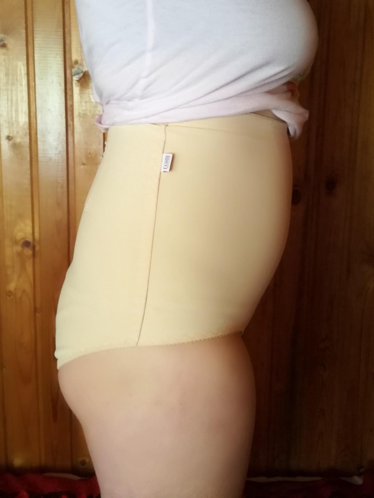 Обхват бедер 100см, мой размер примерно 46 заказала 98-100, если брать больше, то не будет утягивать. ОДЕВАТЬ ЧЕРЕЗ ГОЛОВУ! Без помощи не обошлась. Самой сложно будет одевать.Утягивает хорошо, фото не очень, но ни где не передавливает. Очень удобно. После родов живот большой, с ним отлично. Жалею, что раньше не купила((