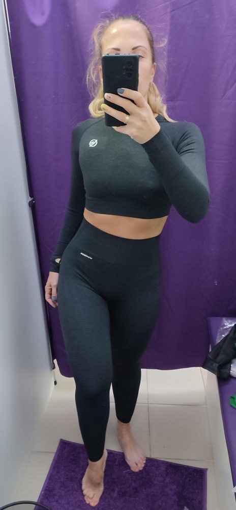 Очень понравился костюмчик, утягивает, стройнит, приятный материал, не просвечивает, жду тренировки )) на 44 взяла м - село как надо, спасибо отзывам!