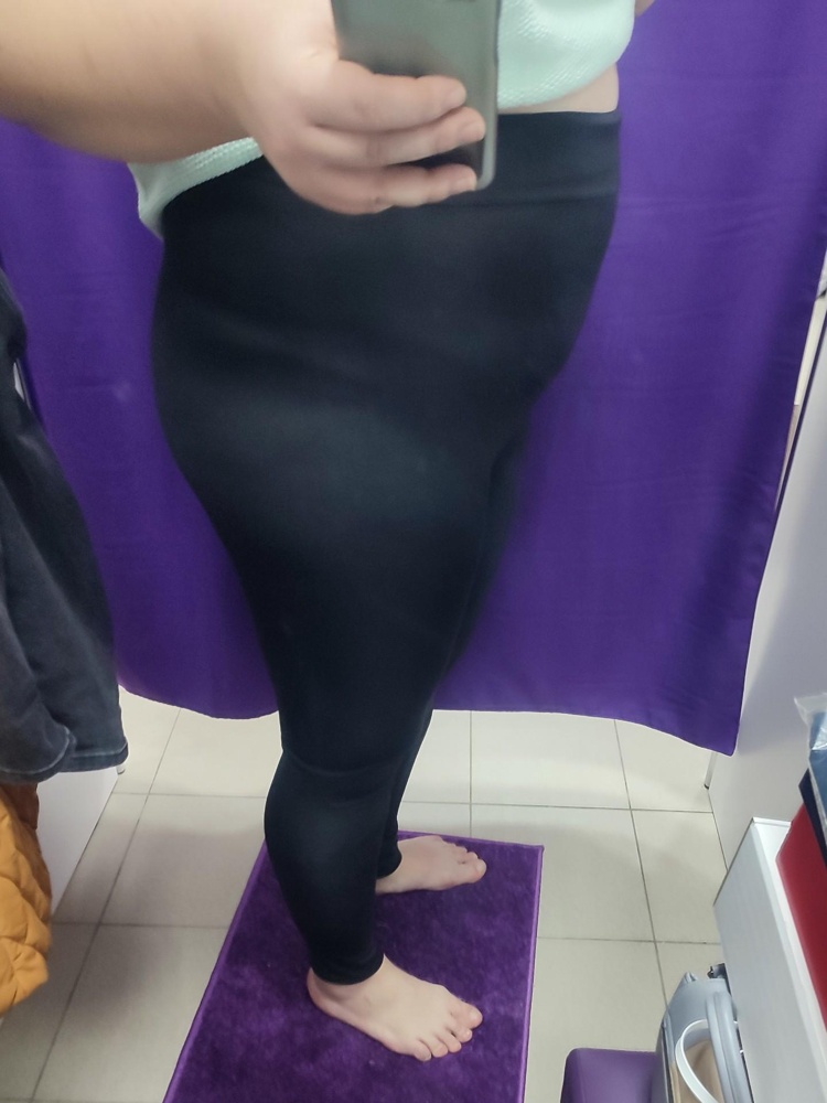 Честно, не ожидала такое качества от штанов за 560р. На ОБ124 взяла 5хl, но они свободные, без утяжки вышли. А вот взять на размер меньше, для утяжки, я бы не рискнула - возможно уже будет просвечивать. 
Мой рост 180см, сидят высоко, широкая резинка внутри есть, не тугая, но придерживает хорошо. 
Блестят не сильно, но не матовые точно.