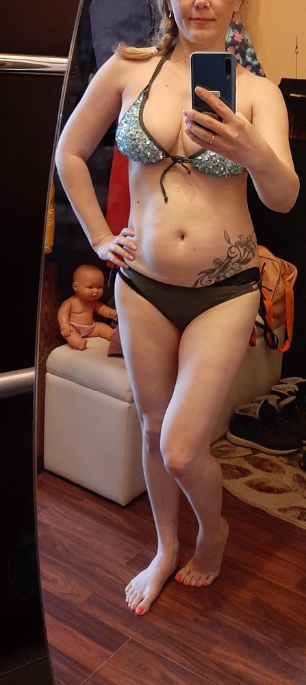 Купальник очень красивый. Но оказался мал.размер s не подошел на мою грудь. Перезаказала на м. Качественный. Плюс то что везде веревочки.можно отрегулировать. Пайетки мягкие.вроде не царапают при прикосновении.на фото этикетка так приделана что нормально не примеришь. Но решила оставить шоколадный. Бирюзовый на размер меньше верну.