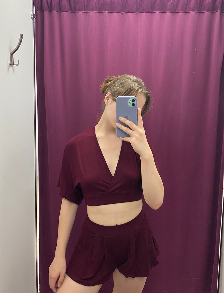 Товар соответствует размеру, цвет немного отличается, в живую темнее. Ткань очень комфортная, лёгкая, почти не ощущается на себе, как и должно быть с пижамой, но швы не очень понравились, из-за пошива цена кажется дороговатой. 