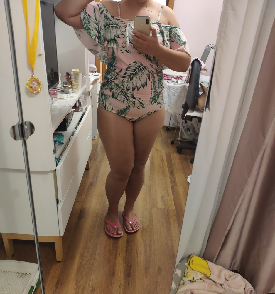 Девочки, купальник просто ракетабомбапетарда пушка, пушка.купальник немного большемерит, но это то, что нужно толстушкам, у меня бедра 128, подошёл прекрасно 52 р. Ткань нежнятина, расцветка супер, одновременно нежная и яркая. Я не беременна, но сильно растолстела, живот огромный, неупркгий,  живот исчезает, когда надеваю купальник. Рекомендую однозначно. Из 10 купальников оставлю только этот. Вживую лучше намного чем на фото