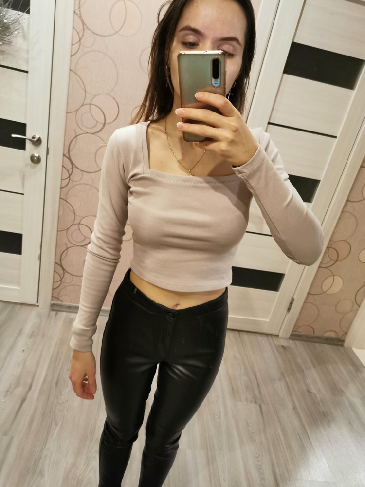 Приятная, плотная ткань, красивый цвет. Ношу XS, но взяла М т.к. меньше размеры врезались в подмышках. Смотрится все равно хорошо
Мои параметры: верх 89-64-91 низ.