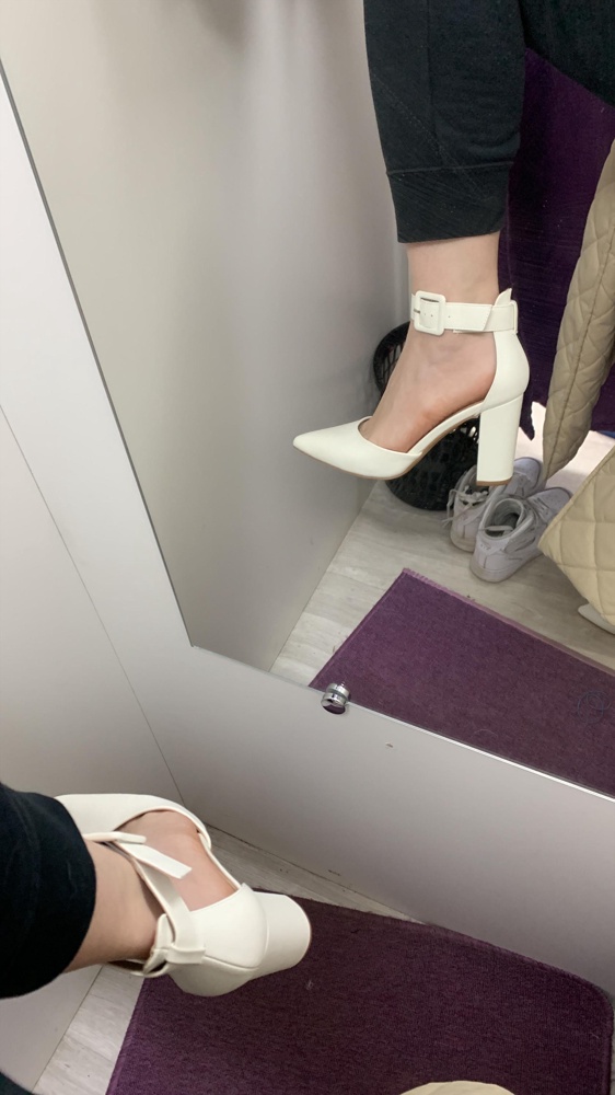 Немного широковаты, но думаю с дополнительными силиконовыми вставками будет отлично, а так оооочень удобные, каблук совсем не ощущается, как в тапочках, за свою цену очень красивые, сделано качественно, никакого клея, есть небольшая царапина на одном каблуке, но её не сильно заметно, поэтому не стала придираться, думаю я на свадьбе после одного раза носки обдеру их гораздо больше 😁😁 