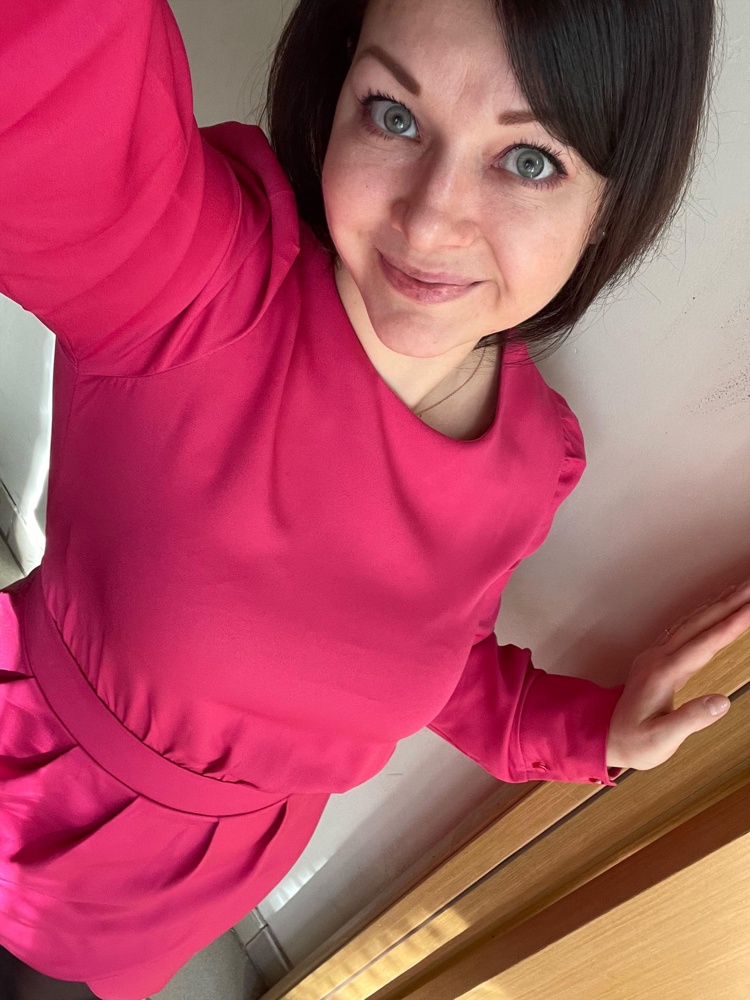 Офигенское !) есть ещё чёрное такое )) хотелось бы и другие цвета .на рост 147 и параметры 93/74/102 село отлично .