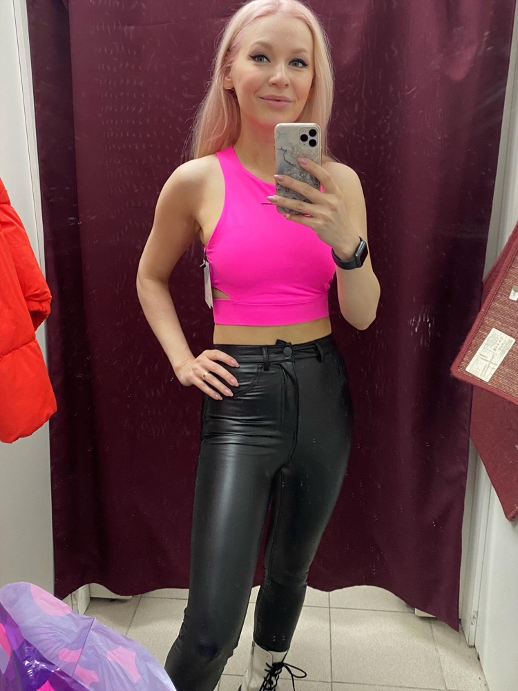 На свой 42 заказала 44 размер, чтобы не слишком плотно сидел ;) Мне нравится!)