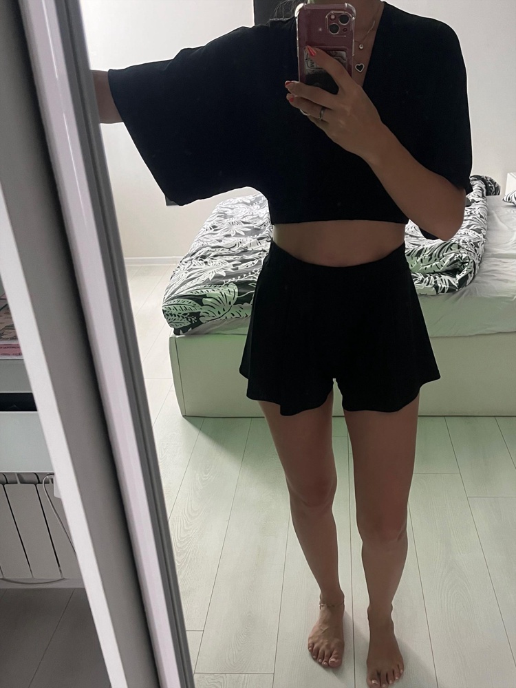 Потрясающее качество! Пижама супер!!! Ношу xs, 44 размер, совсем немного свободный получился. Но ничего не давит. Не мнется. Закажу ещё с наушниками пижаму. Фирма классная. 