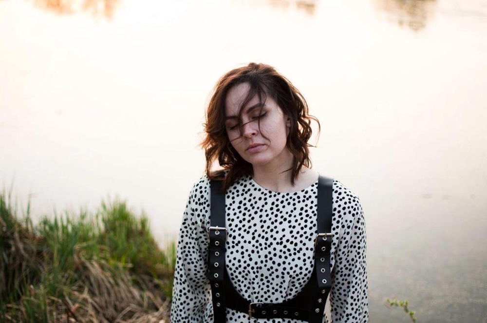 Специально брали с сестрой для фотосессии разнообразить образ. Запаха нет. На 44 размер идеально в плечах и талии! Ставлю 5 звёзд