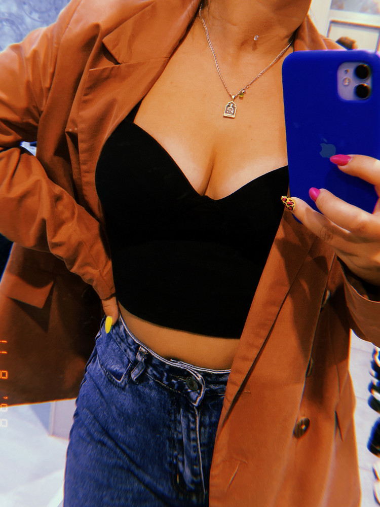 В целом том хорош, на маленькую грудь, тянется хорошо, взяла в чёрном цвете, беспроигрышный вариант, спасибо! 