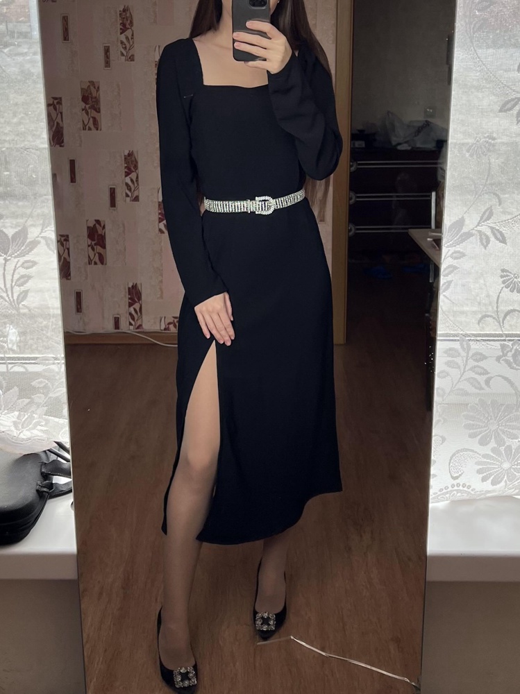 Большемерит чуть , жаль нет 40 размера ( xxs). на фото смотрится куда эффектнее , чем в жизни , ткань очень тонкая , не выкупила из-за цены - качество . 