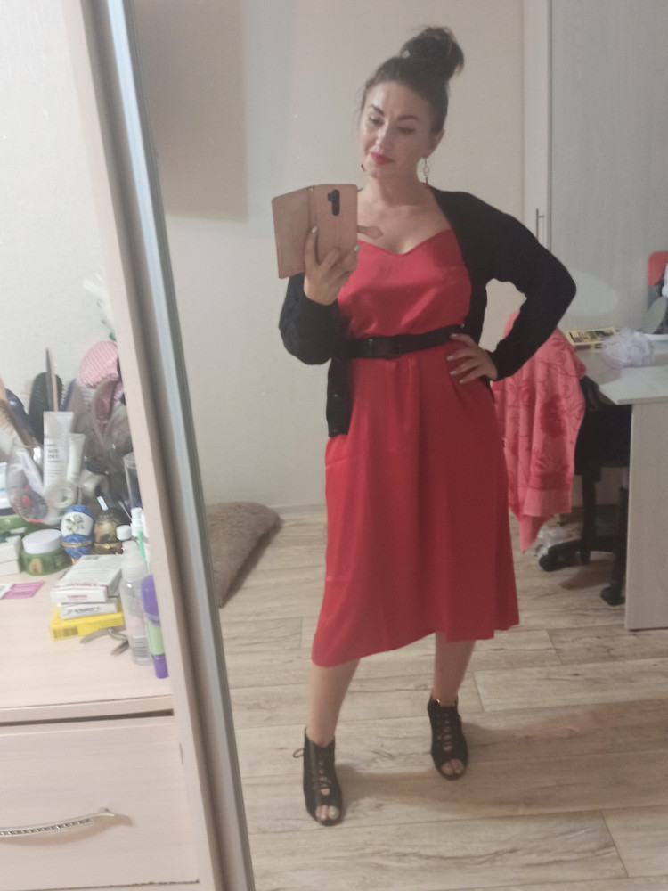 Здравствуйте, в моей коллекции три цвета, платье замечательное! Материал очень приятный, размеру соответствует, цвет как на фото! Отличный товар, берите!