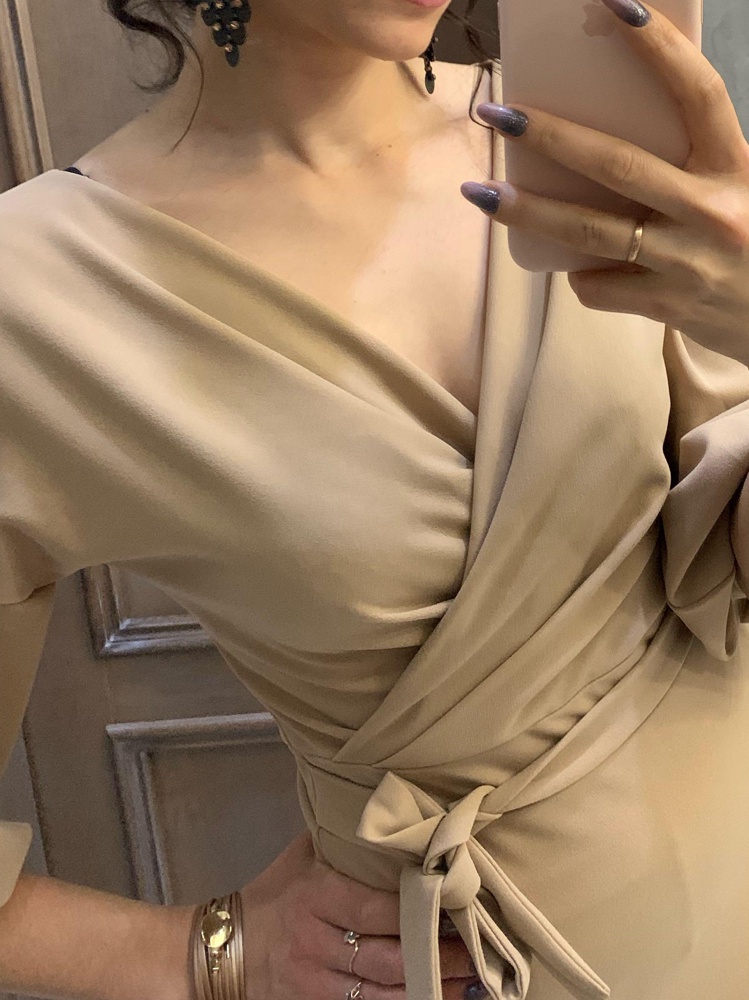 Цена соответствует качеству! Брала 44 размер хотя ношу 42. Значит маломерит! В плечах чуток свободно, но на талии в плотную! Платье подошло как раз! Материал норм! Не такое уж и тонкое как тут пишут! Но для идеального образа нужны утягивающие колготки! У меня широкие плечи и нет попы, но платье все это скрыло! 