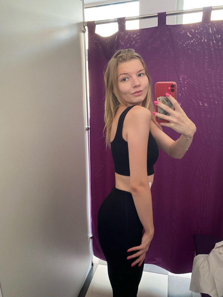 Тянется, приятный для тела костюм. Посмотрим, как будет в носке.