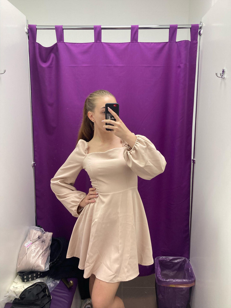 Красивое платье, ткань хорошая, легкая! Мне немного оказалось мало, не могла выше, чем на уровне плеч руки поднять, очень сильно в груди жало (фото 4). Рукава красивые, можно и затянуть, и оставить их широкими, но мне не очень понравилось, что эта резинка очень видна и болтается, когда рукава не затянуты - это выглядит не красиво. Не просвечивает. 