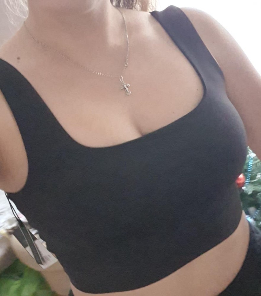 Отличный топ! Грудь не сплющивает, сидит идеально. Я очень довольна 