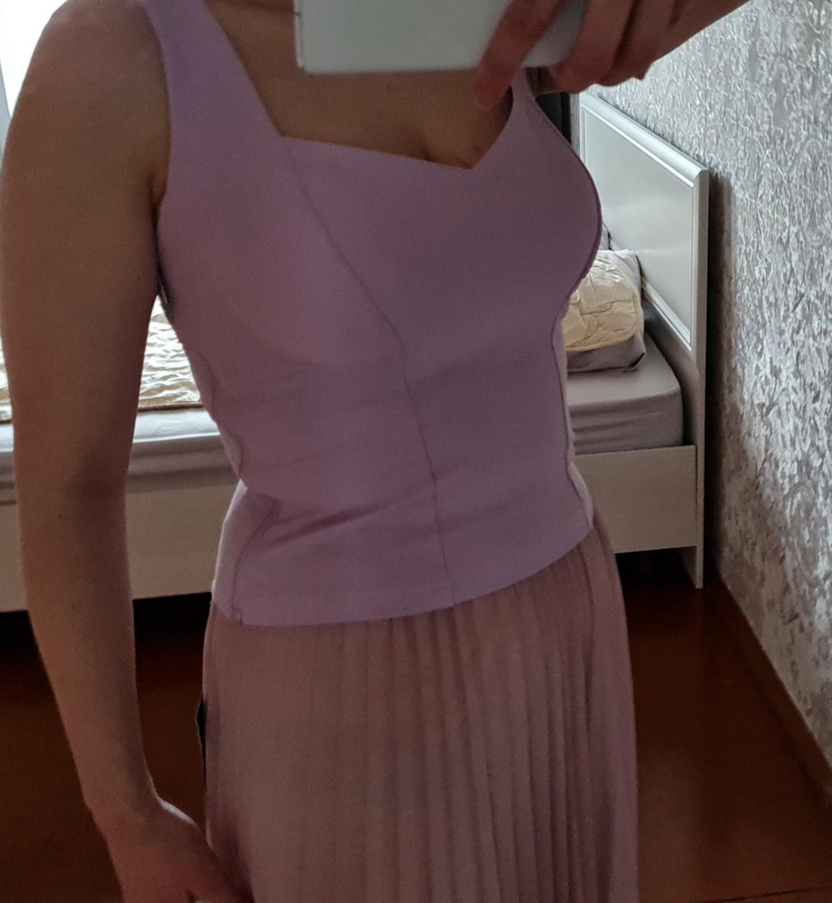 Топ хорошо сидит, размер 46-й, грудь тройка.