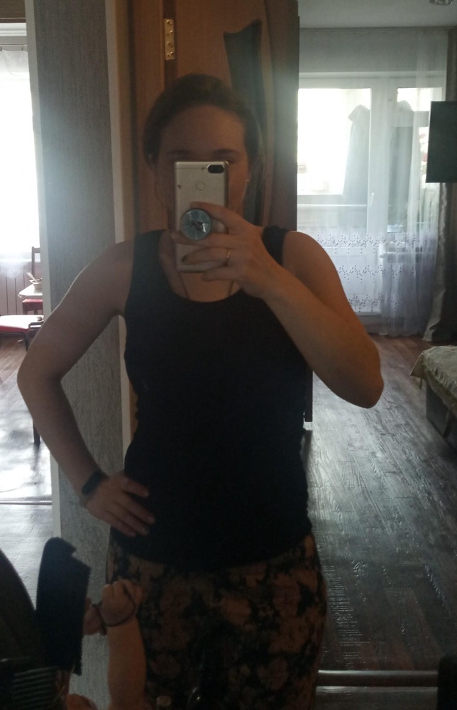 Обожаю такой материал майки, она и правда, очень сильно маломерит, если хотите посвободнее берите на 2 размера больше, если устроит в обтяжку то на размер. а так классная майка