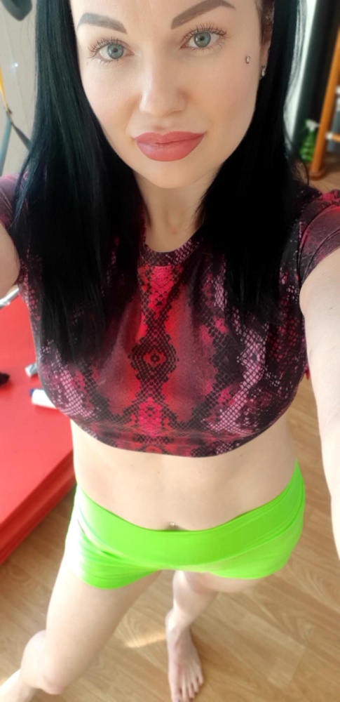 Отличный  топ, взяла в двух цветах, ресунок яркий, ткань плотная прятная, будут другие расцветки ещё возьму)) без белья/топ-бра не оденешь