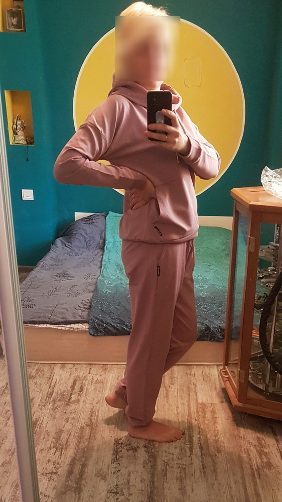 Костюмчик классный, ткань хорошая, цвет понравился, сшито все ровно, правда первый раз размер не подошел, пришлось отказаться и заказать поменьше, хотя платья 48 подходят, костюм в итоге 46 мой оказался))