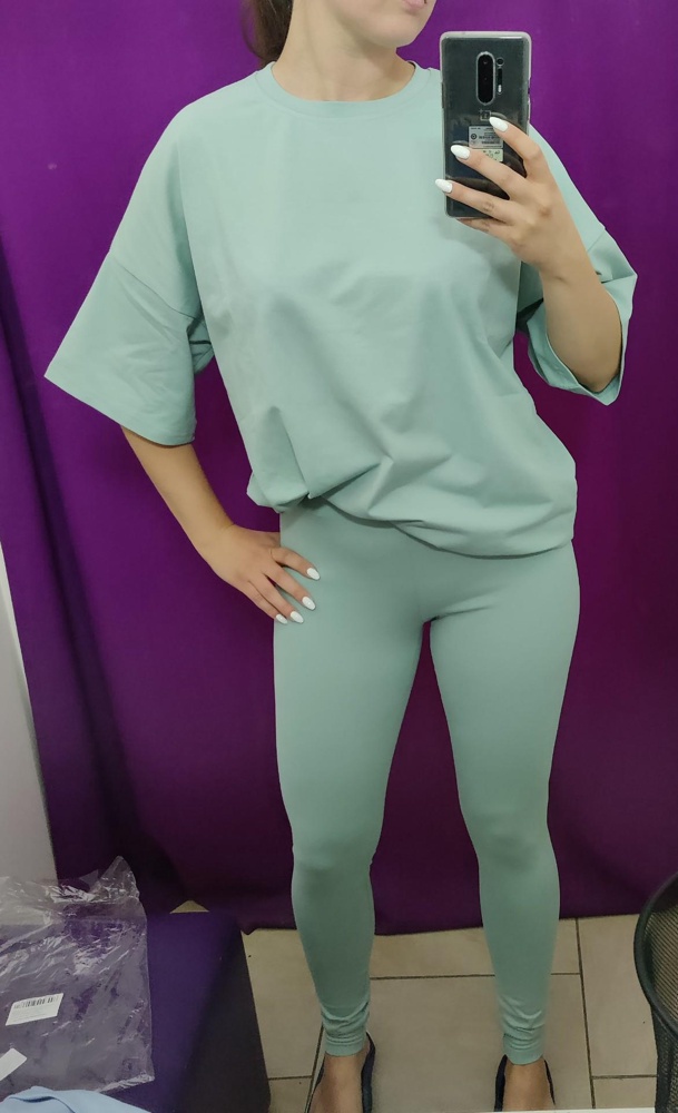 Хороший костюм.приятный цвет.сел размер в размер.сшит хорошо без брака .штанишки могут подойти для высоких ,у меня рост 165 снизу есть складки.приятная ткань.купила.