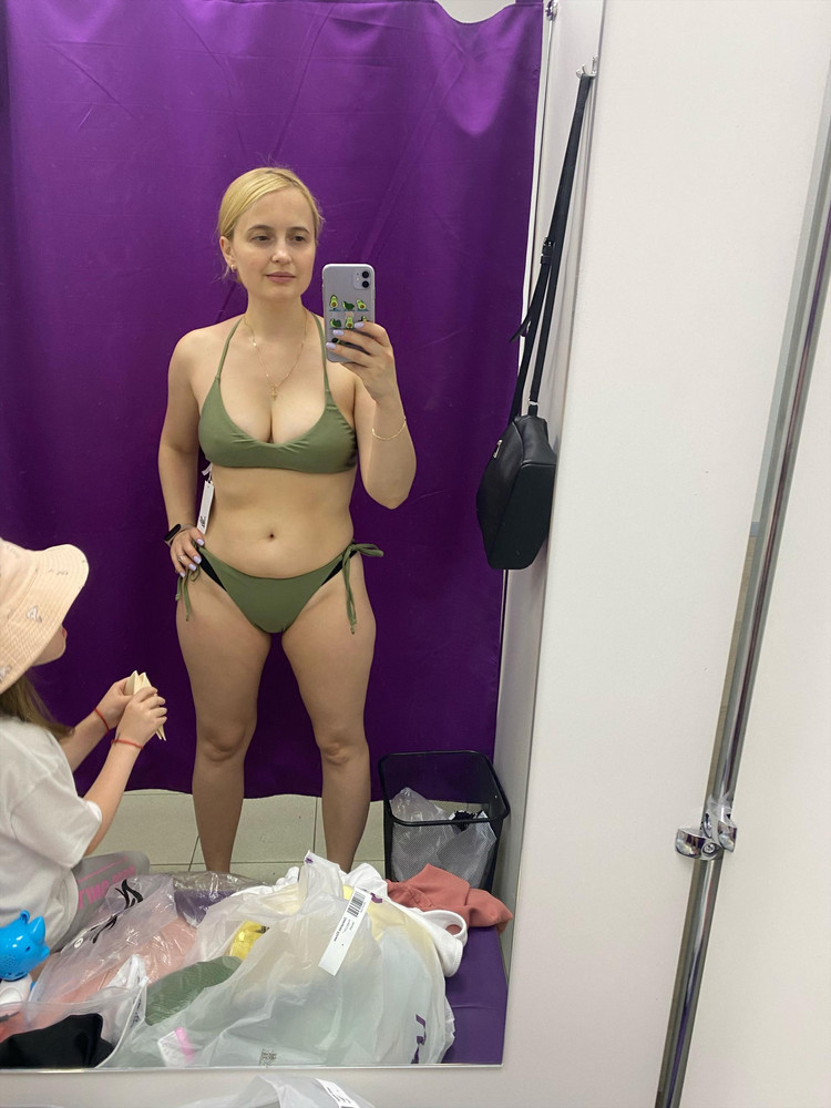 Очень неплохой купальник, хорошо, что регулируются плавки - на веревках, иначе вечная беда, плавки велики, верх мал. 