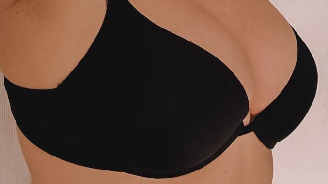 Во-первых, хочу обратиться к производителю. Доставлять нижнее белье в прозрачном пакете? Серьезно?.. Неужели ваша прибыль сильно пострадает, если упаковать лиф в картонную коробку или хотя бы в непрозрачный пакет? Очень дискомфортно принимать было товар у курьера-мужчины(( Качество тоже не на высоте - спутанные строчки, торчащие нитки. Присутствовал химозный запах, после стирки ушел. В общем, цена за товар даже 680р - завышена явно. Теперь для потенциальных покупательниц. Мои параметры 83 под грудью и 101-103 сама грудь. При этом форма груди трамплинчиком, то есть сверху объема нет вообще, плюс грудная клетка широкая, о ложбинке только мечтать можно. Взяла 5В, с коррекцией моих проблем бюст справился хорошо. Грудь собрал, поднял. Я оставляю более естественную форму, но лямками можно поднять повыше и сделать грудь более аппетитной. Спину в гусеничку не превращает, то есть и объем, и чашки заявленной размерной сетке соответствуют.