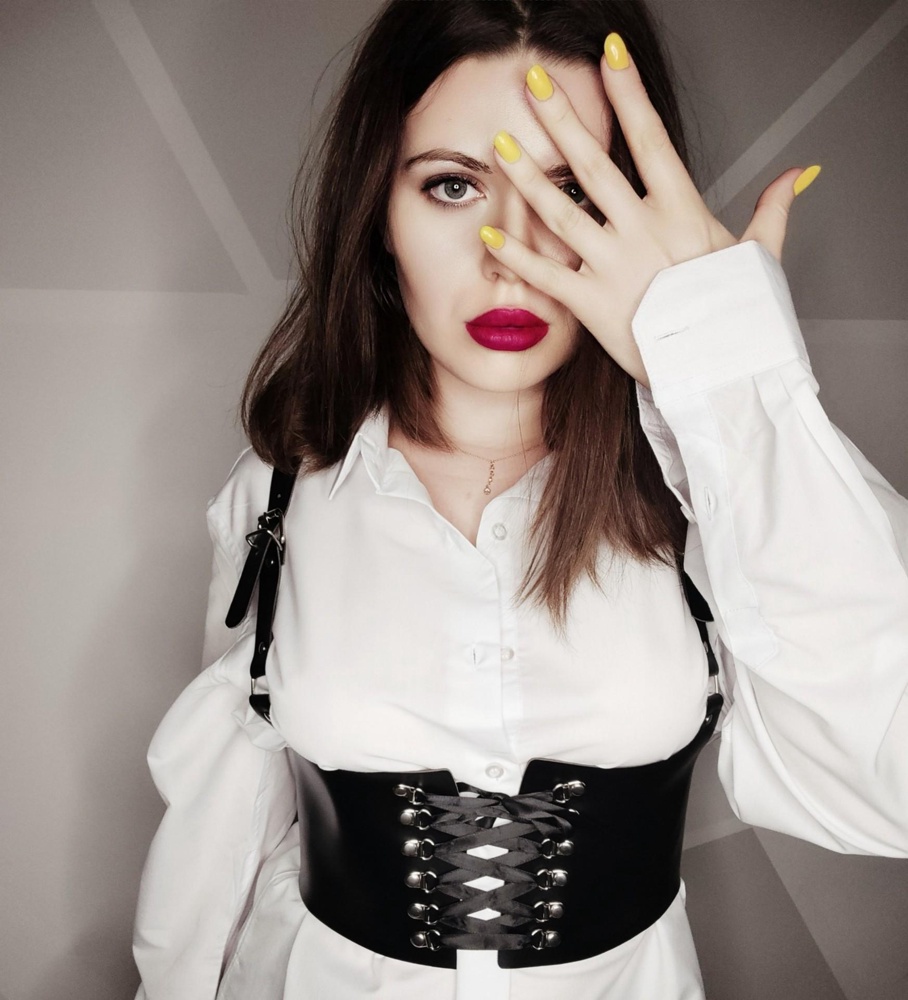 Если б можно было поставить 100 тыс звёзд, я бы это сделала! 
Очень красивая портупея, понравилась с первого взгляда. 
Очень удобна, подходит на талию 75,и на больше тоже подойдёт. 
Сзади на кнопках, спереди регулировка с помощью ленты. Кожа плотная, держит форму корсета, изнутри какой-то материал приклеен. Не красит одежду, это важно, потому что другая моя портупея окрасила белую рубашку 
Одновременно придает сексуальности образу, и строгости.
Спасибо всем, кто приложил усилия для изготовления и доставки, потому что это Любовь!