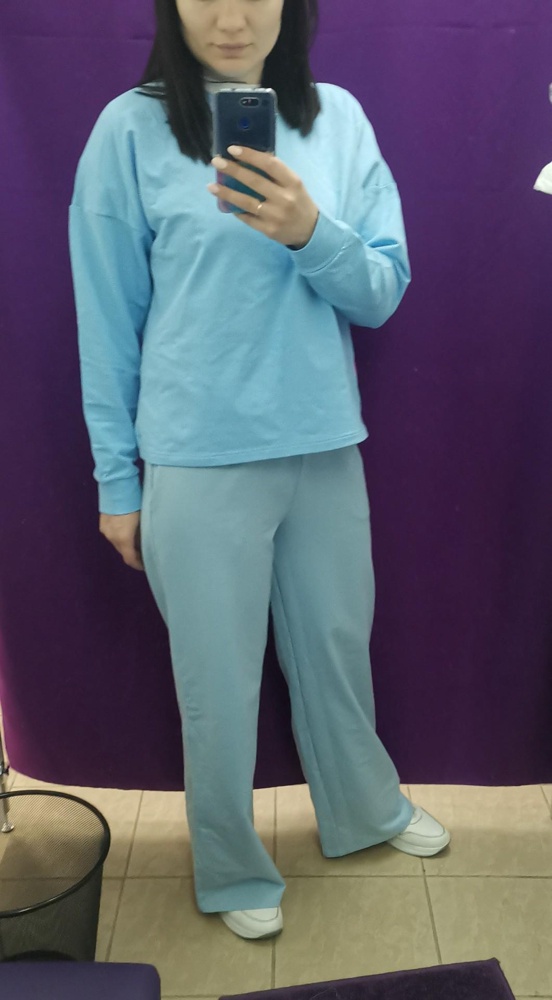 Костюм хороший, нет торчащих ниток, в меру плотная ткань для лета. первый раз заказала размер М сел нормально, но хотелось посвободней оверсайз. В итоге перезаказала размер Л, но пришёл уже не голубой красивый цвет, а серо голубой. Расстроилась и перезаказала снова, но костюм все равно пришёл серо голубой. Прикрепила фото, толстовка голубая размер М  костюм который получила первый раз, брюки размер Л но уже серо голубые костюм который получила во второй и третий раз, разница в цвете очевидна. Выкупила все равно этот серо голубой цвет, тк очень понравилось как сел костюм и ростовка на мой 171см рост идеальна. Звезду одну все равно снимаю, за несоответствие цвета, на небесно голубой он теперь не тянет, а вот на серо голубой очень даже