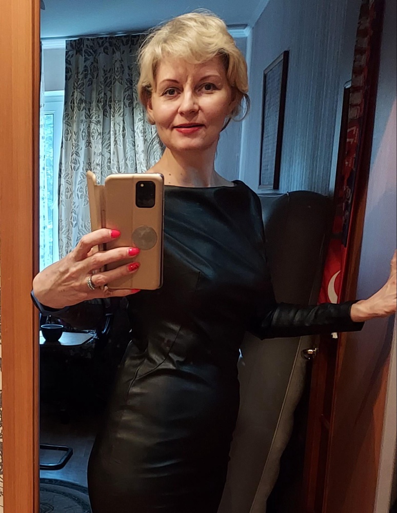 Платье соответствует описанию,48 размер соответствует, но очень неудобно застегивать замок и  немного узкие рукава