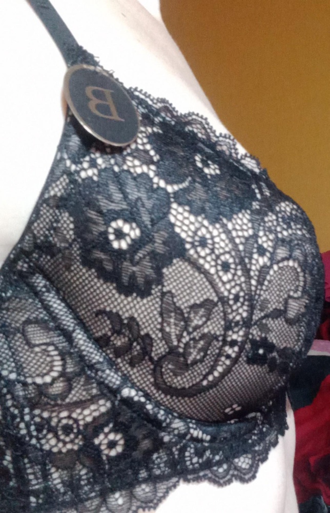 Упаковка мятая. Даже развалившаяся, перетянута резинкой (( ну.. радости поубавила. Сам бюстик в пакете и рядом упаковочная бумага... повторю-рядом.. ) сел хорошо.. в размер.. но почему то верх чашки топорщится.. как не поправляй.. кое где ниточки торчат( не критично) и... запах химический.. не разу такого не чувствовала в innamore.