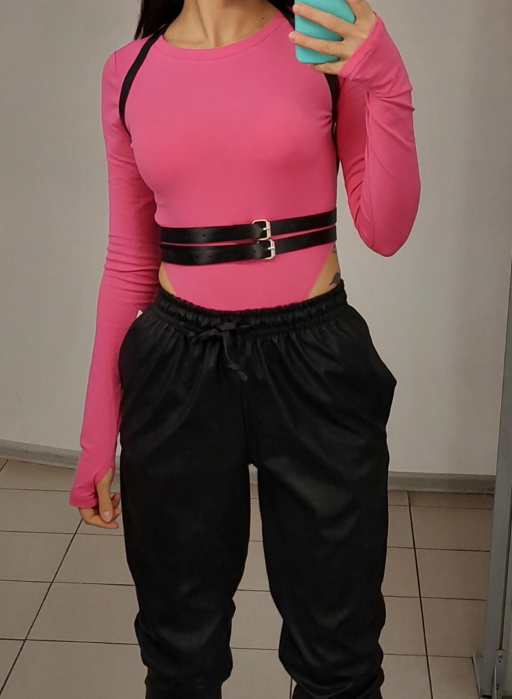 Очень классная портупея! Регулировать можно по разному, как нравится. Очень подчеркивает образ, добавляет стиль. С ней образ кажется дополненным. Если хочется выделить фигуру, то портупея - это выгодный вариант!