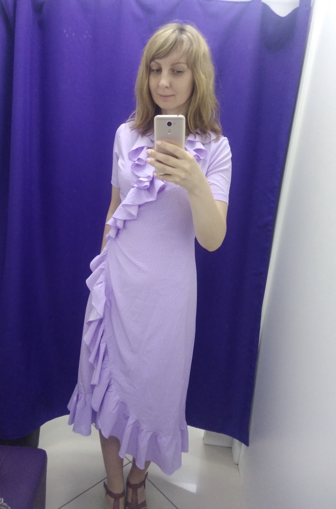 На параметры 90-72-100 взяла М. Но, мне кажется лучше бы смотрелся S, если бы не узкие рукава! Даже на фото видно, что рукава "тянут". Цвет соответствует - светлый холодный сиреневый. В целом платице нежное, романтичное) Село неидеально, но оставила для летних вечеров.