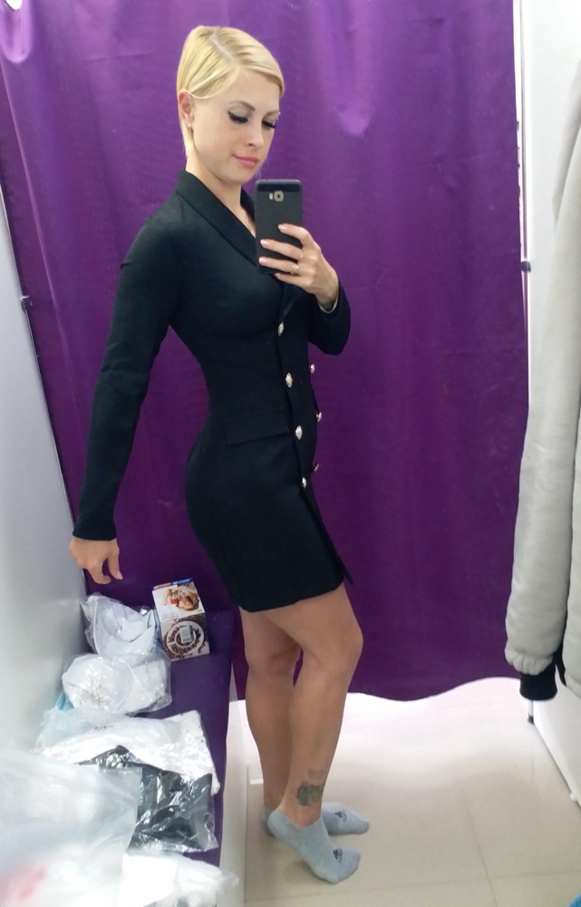 Платье хорошее, но на мой 44 размер, оказалось мне мало. Плечи не на месте. Немного пузырится на пояснице. Перезакажу на размер больше.