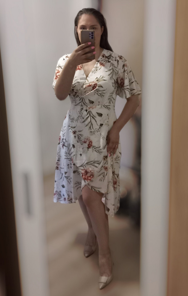 Платье легкое,но не для сильной жары. Материал просвечивает,поэтому надеваю с подкладкой.В целом платье сидит по фигуре,очень понравилось!