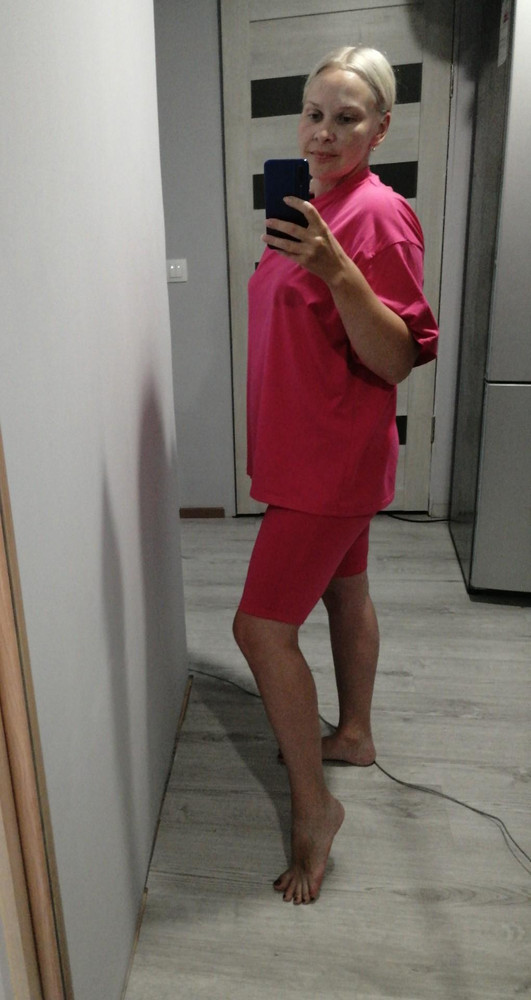 Цвет не фуксия, а просто розовый. По качеству - хороший, средней плотности хлопок, как я люблю. В жару будет хорошо. Мне понравился. Футболка длинная, хорошо прикрывает.