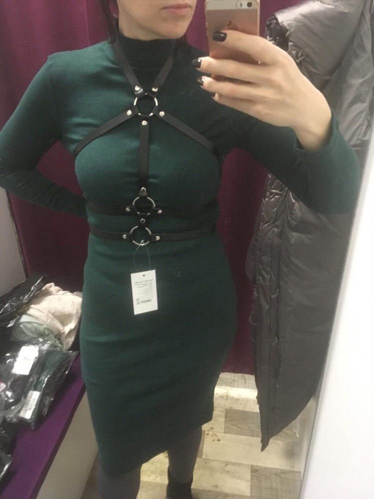 Качество - супер! Кожа натуральная. Взяла другую модель. Эта для смелых) ну и с размером видимо не угадала, не хватило дырочек. На двух первых фото придерживаю сзади рукой.