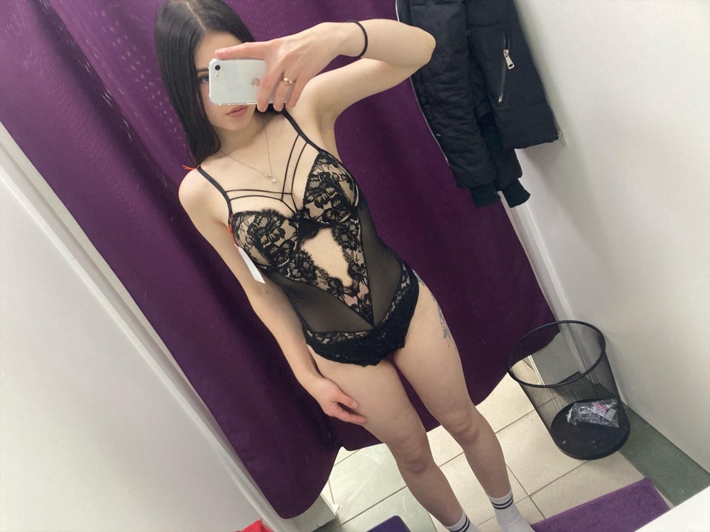 Замечательный боди. По отзывам боялась заказывать, но рискнула. На рост 165 параметры 83/70/93 брала 75С. Подошло идеально. Очень приятный к телу, нитки нигде не торчат, прошито всё равно. Что хорошо, ластовица очень мягкая, нигде не режет. Поясок был упакован отдельно в маленький пакетик. Пришла посылка в прозрачном пакете, все видели, что я забирала. Ну и ладно. Главное, что всё целое и красивое) ФОТО БЕЗ ПОЯСКА((