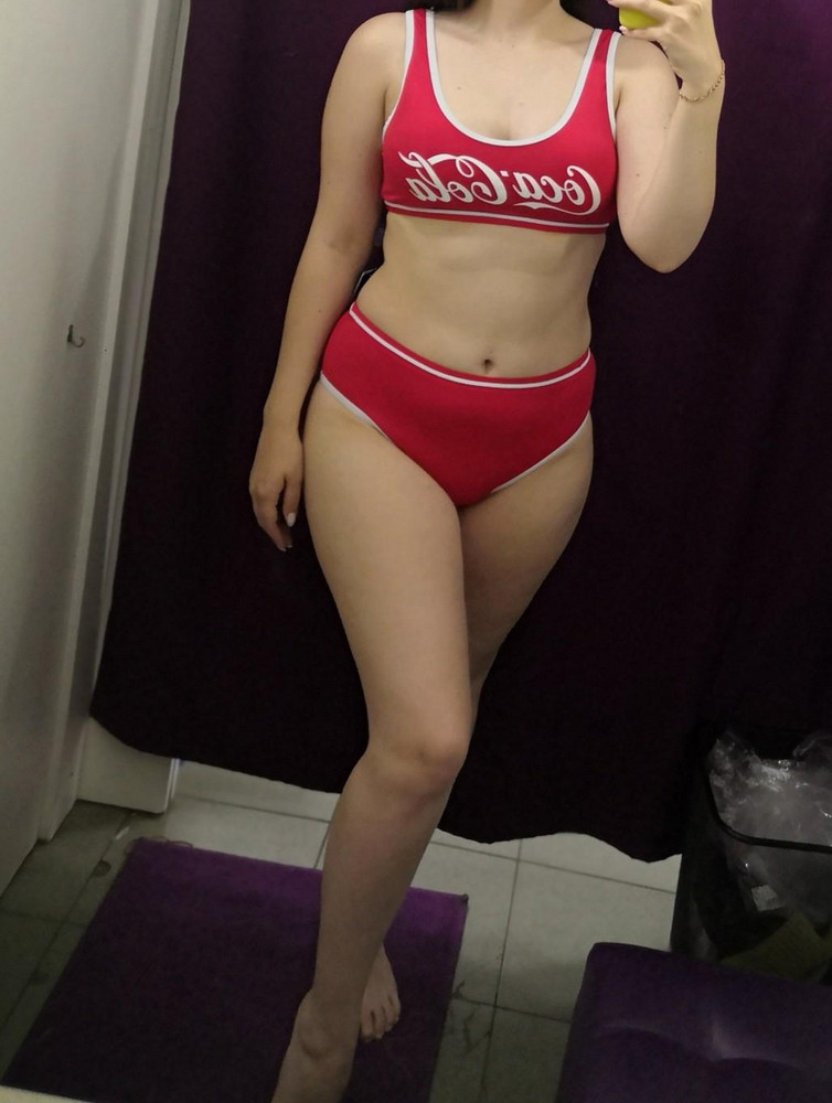 Понравилась модель и дизайн. Заказала. По размеру угадала. Топ удобный, плавки когда снимаешь - трещат. Хотя нигде не давят. На топе на буквах какие-то пузыри. И был бы чуть длиннее, было бы более комфортно. Ну и модель оказалась мне не подходящей. Ношу размер 44-46. Вчера взяла другой купальник, другой фирмы, дешевле и сидит прям секс 🤭 А этот... Просто не мой)) Если бы он стоит 1000 - 1200, возможно, и взяла бы, а так как я не влюбилась в него и сидит не так уж хорошо на моей не идеальной фигуре, то, естественно, отказ. Хотя я его так ждала 💔💔💔