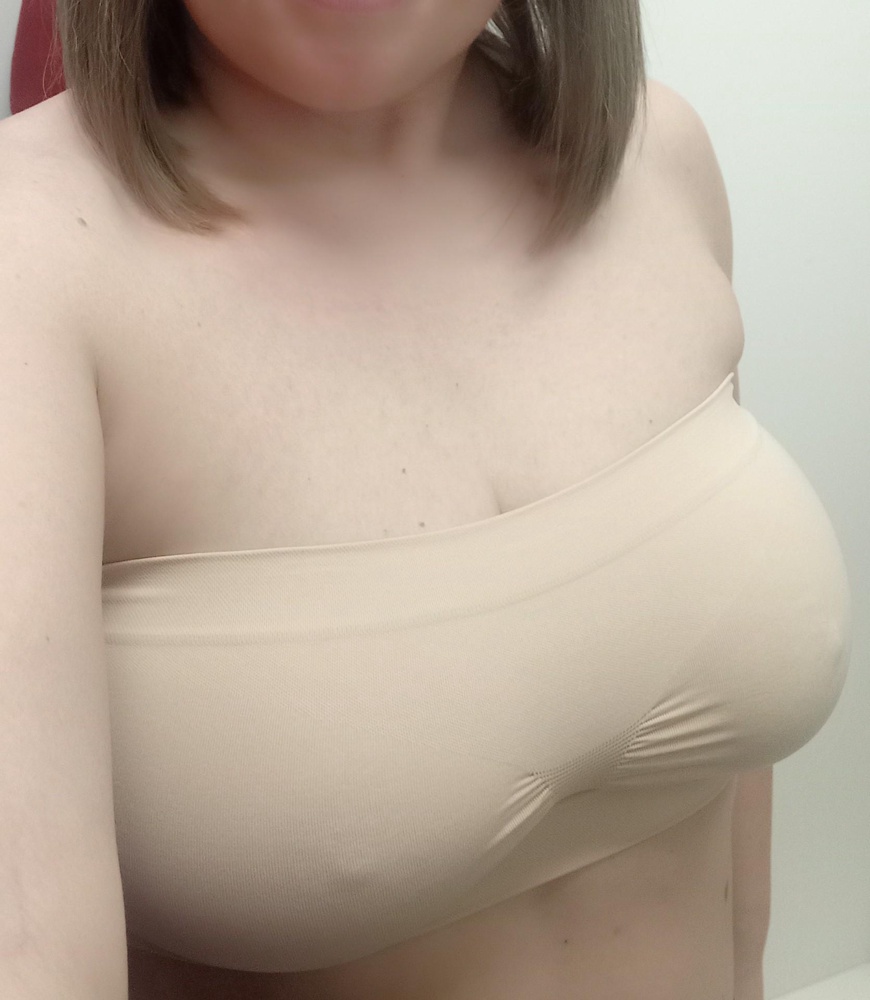 Очень мягкий и комфортный, куплю в других цветах по темнее, буду на даче в жару носить без футболок. ОГ 107 взяла 50-ый, как посоветовали. Рекомендую. Спасибо.