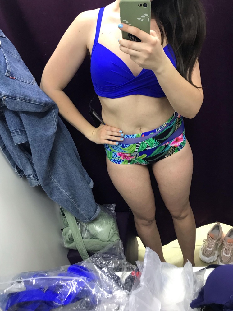 Хороший ,красивый ,но совсем не пушап..на мой 48р и маленький размер груди (1й😥),ну лиф огромнейший (на размер 3й),но сел неплохо и не видно что там пустоты))качество отличное)