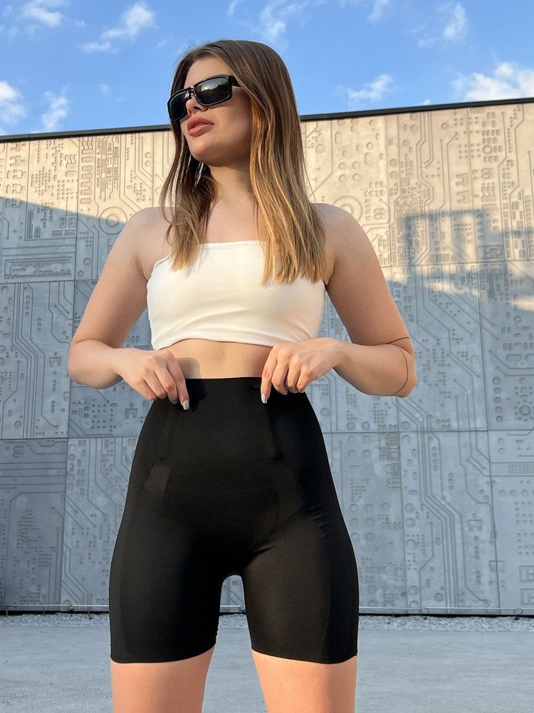 Самое лучшее корректирующее белье, которое у меня было. Идёт размер в размер, хорошо утягивает в талии, а в нужных местах придаёт объём. Можно носить не только как белье, но и как велосипедки 