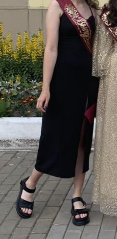 на размер 42 и рост 162 село хорошо,брала на выпускной. но, как по мне, 70% полиэстера не стоят 5000)