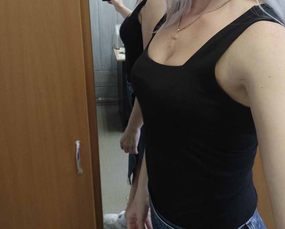 Отличная майка, качество на высоте, все аккуратно сшито, удобная ,на параметры ОГ 89, ОТ 70 размер s  идеально. В районе груди дополнительно пришита подкладка .Ткань плотная ,непросвечивает. Цвет как на фото, оставила и синюю и черную. Рекомендую 100%.