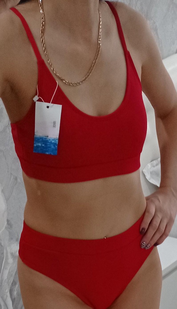 Лиф смотрится хорошо, низ трусы высокие стринги, на любителя. Цвет ярко красный.