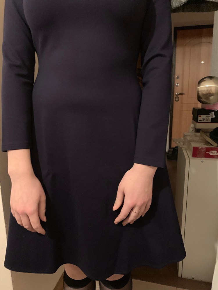 Мне попался какой-то бракованный размер. 46 совсем не отличается от 44 (до этого заказывала 44 и 46 и понимала, как они должны сидеть, и в итоге отказалась от 46, а потом решила перезаказать). Мало того, что платье мало, так ещё и с браком, один рукав короче другого. Придётся сдавать.