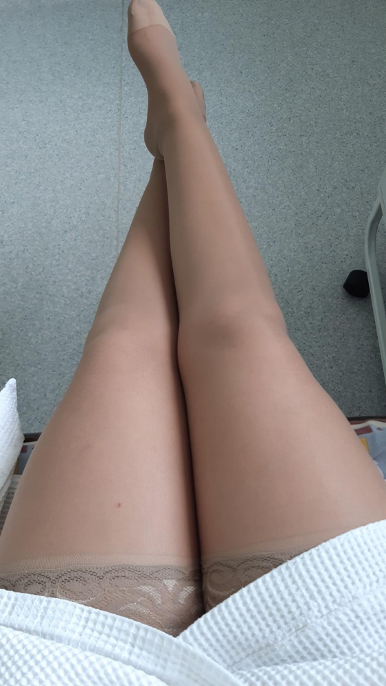 Отличный товар.
Пришли в упаковке, без нарушенной целостности. Без признаков использования.
Размер соответствует таблице.
По качеству плотные. Очень качественные.
Размер подошёл по моим параметрам. Рост 168, вес 66, 46 размер одежды.
Единственное, что не очень комфортно: силиконовая прослойка на кружевах в 2 ряда шириной где-то 12 мм и только сверху. Сама кружевная резинка около 10 см. И получается сверху держит хорошо плотно за счёт силикона, а ниже под резинкой будто выпирает, не очень красиво выглядет.
Надевала чулки в резиновых перчатках.
Свою функцию выполняют!